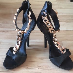 Wild Diva Lounge Black Heels Gold Chain Size 8